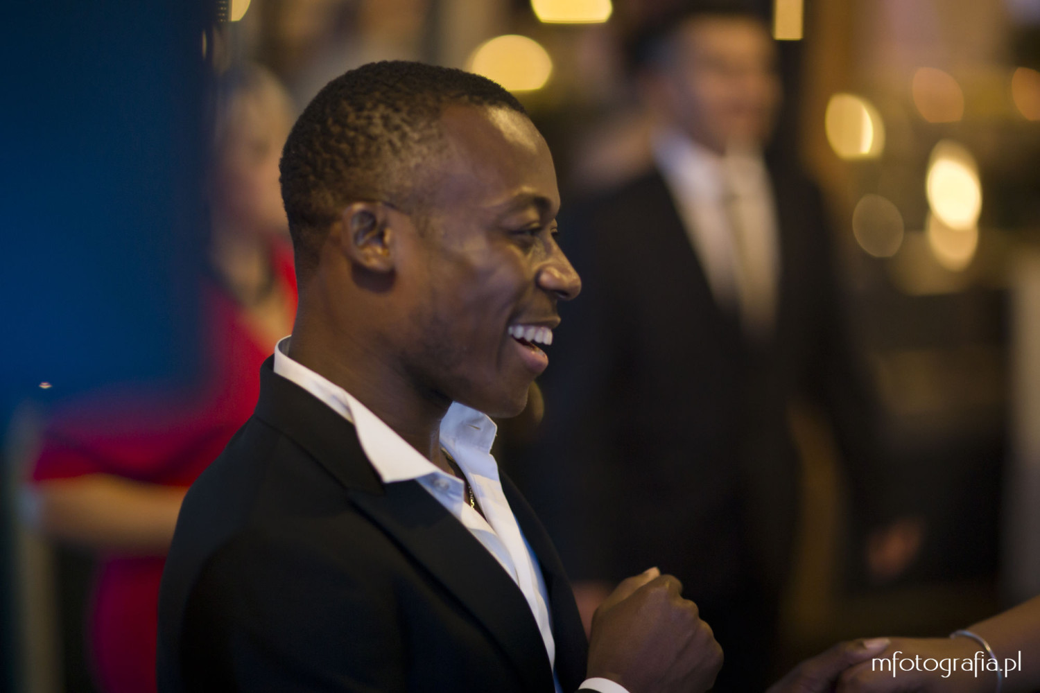 fotografia czarnoskurego mężczyzny na weselu